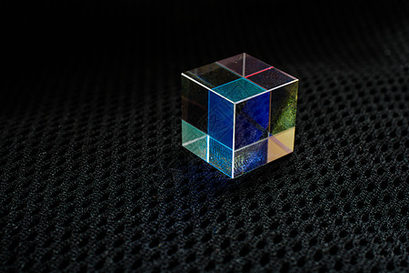 彩色明亮的玻璃棱镜立方体以鲜艳的彩虹色折射光意义光学过滤器实验光谱亮度教育物理技术活力图片