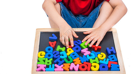 小男孩和五颜六色的字母表字母块作为教育概念学校乐趣学生玩具孩子拼写知识幼儿园文学学习图片