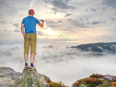 旅行者拍摄秋天日落美丽景色的度假移动照片图片