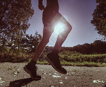 积极的男子在路上运动和跑步的侧影片图片