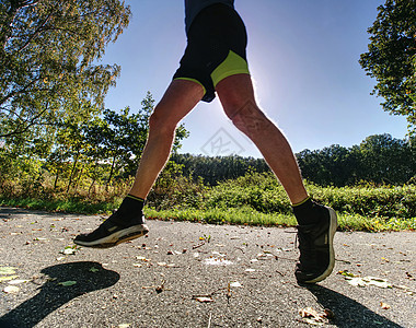 男人在森林里跑步 体操男跑步图片