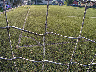 通过安全网的足球或橄榄球角线学校游戏乐趣打败站立五人绳索状况草皮草地图片