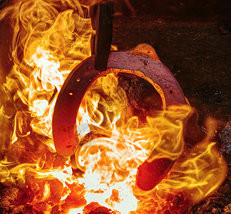 在热煤炭上加热金属棒的加热过程建造火焰财富燃烧工作蒸汽篝火力量热棒工具图片