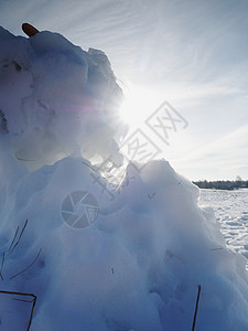 日落在冰冻的冰洞上 温暖的冬天裂纹晴天反射冷却寒意橙子天空太阳季节冰柱图片