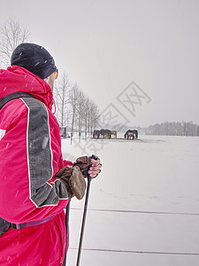 带雪鞋和技术室外衣物的登山者活动背包男人装备马场雪鞋成人极限远足太阳镜图片