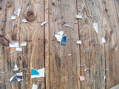 老钉木头 旧木墙上的纸剩菜图片