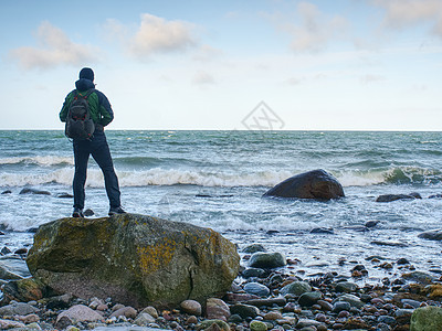 一个人站在海洋中间的岩石上 旅游者独自站立地平线职业思维天空自由蓝色城市商业海岸领导者图片
