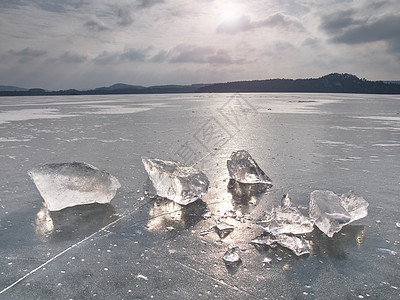 冰覆盖了湖面 冰河的裂缝和太阳的反射气泡冷藏波浪架子液体海岸冰山灾难天气玻璃图片