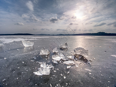 破冰 在冷冻的湖上漂浮着日落的天空冻结寒冷地面液体透明度海岸冰山架子场景波浪图片