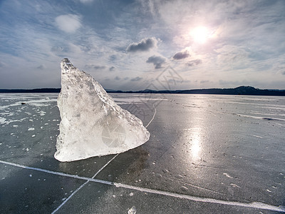 冰冷的海水到对岸的冬季风景 太阳在冰中闪耀强光冻结裂痕寒冷雪花阳光溪流液体日落天空图片