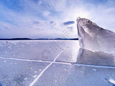 观察冰冻水湖与日落的景象 看太阳水晶裂痕蓝色干旱气候架子天空冰帽冻结图片