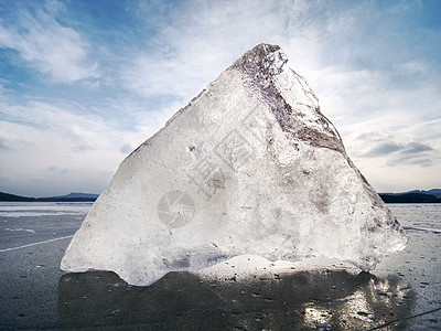 冰雪中的太阳使裂缝和冰变得形状美丽 结晶破碎的冰面图片