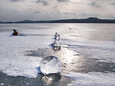 冰雪花和冰冻的地貌背景 冬季风景冷藏冰山天气波浪宏观水晶冻结裂缝玻璃液体图片