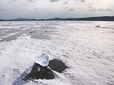 冰块断裂的冰川漂浮在浮船上水晶地面玻璃寒冷冻结冰山地形蓝色气候旅行图片