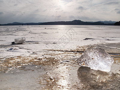 观察冰冻水湖与日落的景象 看岩石冻结水晶海岸天空裂缝干旱旅游蓝色裂痕图片