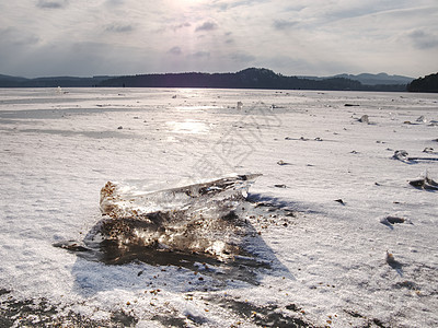 破冰 在冷冻的湖上漂浮着日落的天空寒冷液体干旱透明度海洋波浪架子裂缝冻结玻璃图片