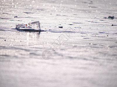 冰雪花和冰冻的地貌背景 冬季风景海岸干旱地面冻结液体气候冷藏蓝色玻璃波浪图片