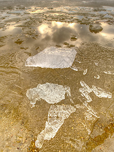 冬季自然奇观 黄雪在海滩上融化 美妙的大自然c海湾风景环境重熔裂缝冰川暴风雪地平线矿泉水旅行图片