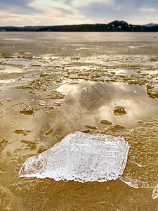 冬季自然奇观 黄雪在海滩上融化 美妙的大自然c冰川暴风雪重熔森林旅行海湾沙滩矿泉水环境地平线图片