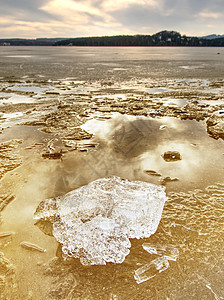 冬季自然奇观 黄雪在海滩上融化 美妙的大自然c地平线裂缝旅行国家冰川重熔暴风雪环境矿泉水天气图片