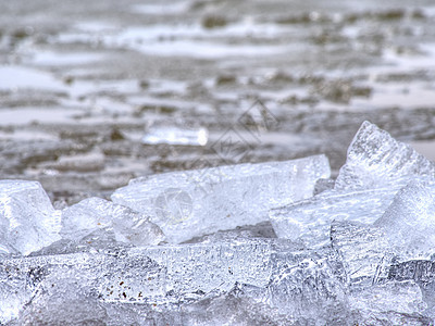 冷冻湖上明亮的自然冰块 非常近视 早期融冰洪水液体季节爬坡艺术裂纹行为溪流景观床单图片