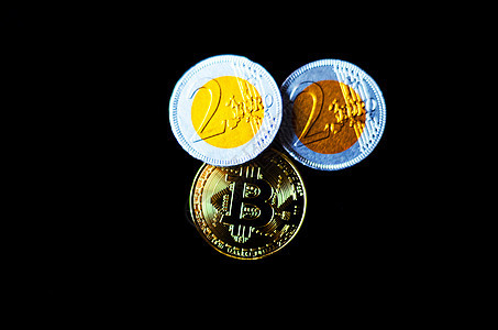 与巧克力欧元 BTC和黑色背景的Bitcoin硬币巨集现金互联网糖果金子农业矿业购物货币区块链交换图片