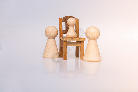 将人作为家庭概念的木制图象合伙保健孩子椅子父亲女性男性社区卫生保险图片