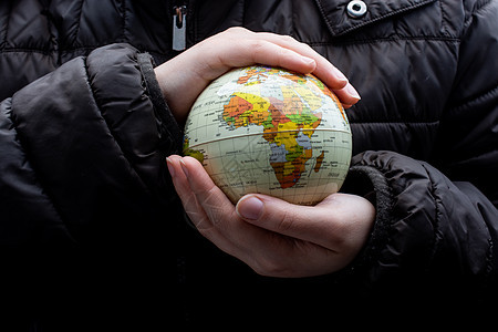 手里拿着地球仪模型的人地理世界地球力量解决方案生态环境全世界全球化商务图片