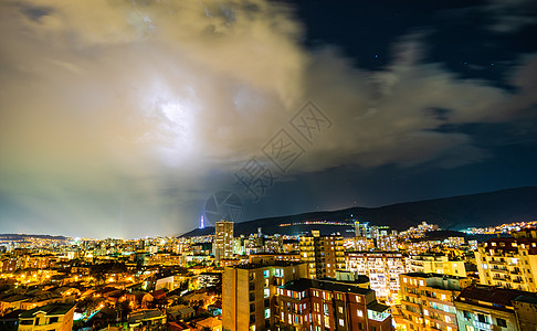 第比利斯的夜间风暴闪光蓝色地标天空手电筒背景图片