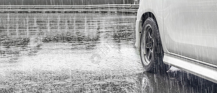 公路上大雨和水坑图片