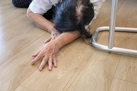 老年妇女在家中摔倒 心脏攻击残障卫生甘蔗情况女性疾病病人女儿胸部退休图片