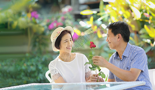 亚裔中年男子在情人节献玫瑰给妻子图片