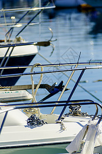 停泊在港口的游艇 游艇和摩托艇的特写 炎热的一天 码头的蓝水 蓝天运输引擎旅行天堂运动假期车轮船运梯子奢华背景图片