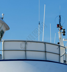 一艘渔船停泊在港口的切割船上的一件物件钓鱼天空海洋货物生产运输食物血管绳索码头图片