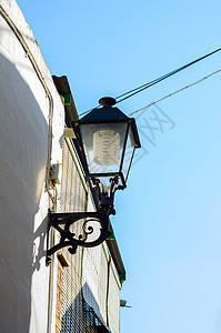 老式街灯照亮西班牙街道 这是传统街道建筑的特色元素金属建筑学灯笼灯泡历史性城市古董玻璃闪电照明图片