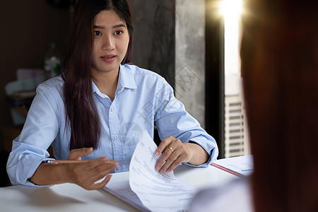 在公司会议或工作面试期间 女商务人士持有简历并与女性候选人交谈商业 职业和安置概念人员就业男人小时人士合同雇主管理人员女士招聘图片