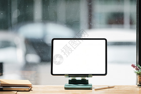 黑色数字平板的模拟图像 木制桌上有白色空白屏幕图片