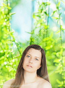 天然护肤和化妆品品牌的年轻女性美容肖像 以春天自然为背景的健康 健康和有机美容概念系数太阳屏幕奶油发型防晒头发护理森林树叶图片