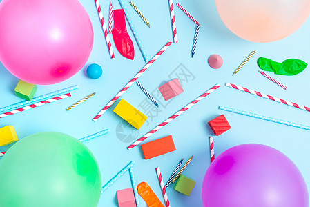 五颜六色的生日派对设计明亮的庆祝活动策划理念新的华丽装饰气球五彩纸屑蜡烛庆祝节日设计派对需要食物喜悦插图办公室快乐乐趣桌子色彩蓝背景图片
