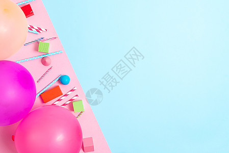 五颜六色的生日派对设计明亮的庆祝活动策划理念新的华丽装饰气球五彩纸屑蜡烛庆祝节日设计派对需要礼物糖果食物甜点流光玩具乐趣甜食蓝色背景图片
