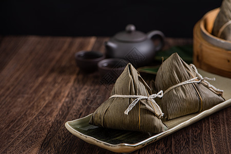 卖粽子松子 在黑木桌背景下为龙船节卖大米饺子美食文化竹子食物盘子庆典节日桌子假期背景