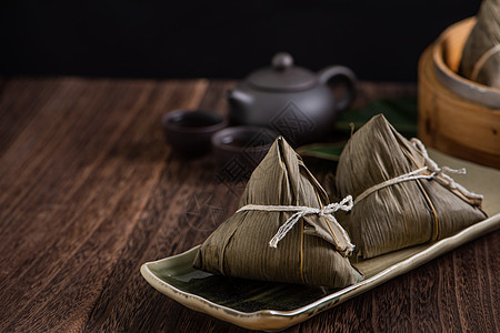 松子 在黑木桌背景下为龙船节卖大米饺子美食文化竹子食物盘子庆典节日桌子假期图片