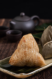 松子 在黑木桌背景下为龙船节卖大米叶子文化传统木头汽船假期饺子庆典食物节日图片