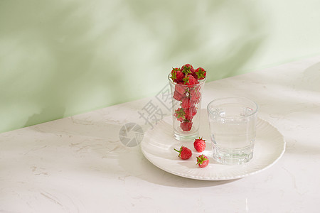 在光背景上隔绝的玻璃杯中的新鲜树莓饮食甜点食物覆盆子季节浆果红色图片