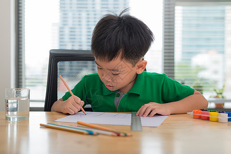 可爱的男孩在用彩色铅笔画画艺术孩子们幼儿园画家爱好房子教育童年孩子相机图片