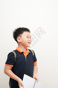 快乐的小男孩 书在白色背景上被孤立家庭作业学校童年男孩们教育男性知识学习学生孩子图片