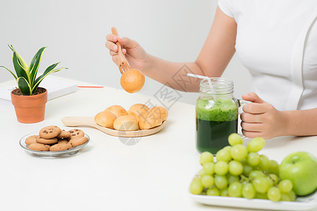 健康膳食 快乐美丽微笑的女人喝绿色排毒蔬菜冰沙 健康的生活方式 食物和饮食 喝果汁 饮食 健康和美容理念早餐营养女士女性水果女孩图片