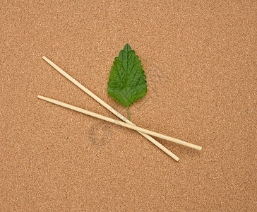 棕色背景的两根木筷子 顶层风景图片