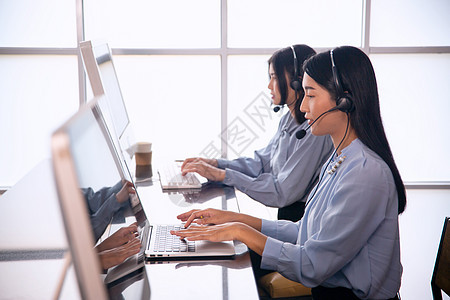 同事在呼叫中心工作商务耳机职业互联网技术办公室代理人操作员桌子帮助图片