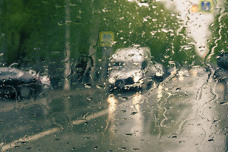 汽车在雨滴下穿过玻璃图片